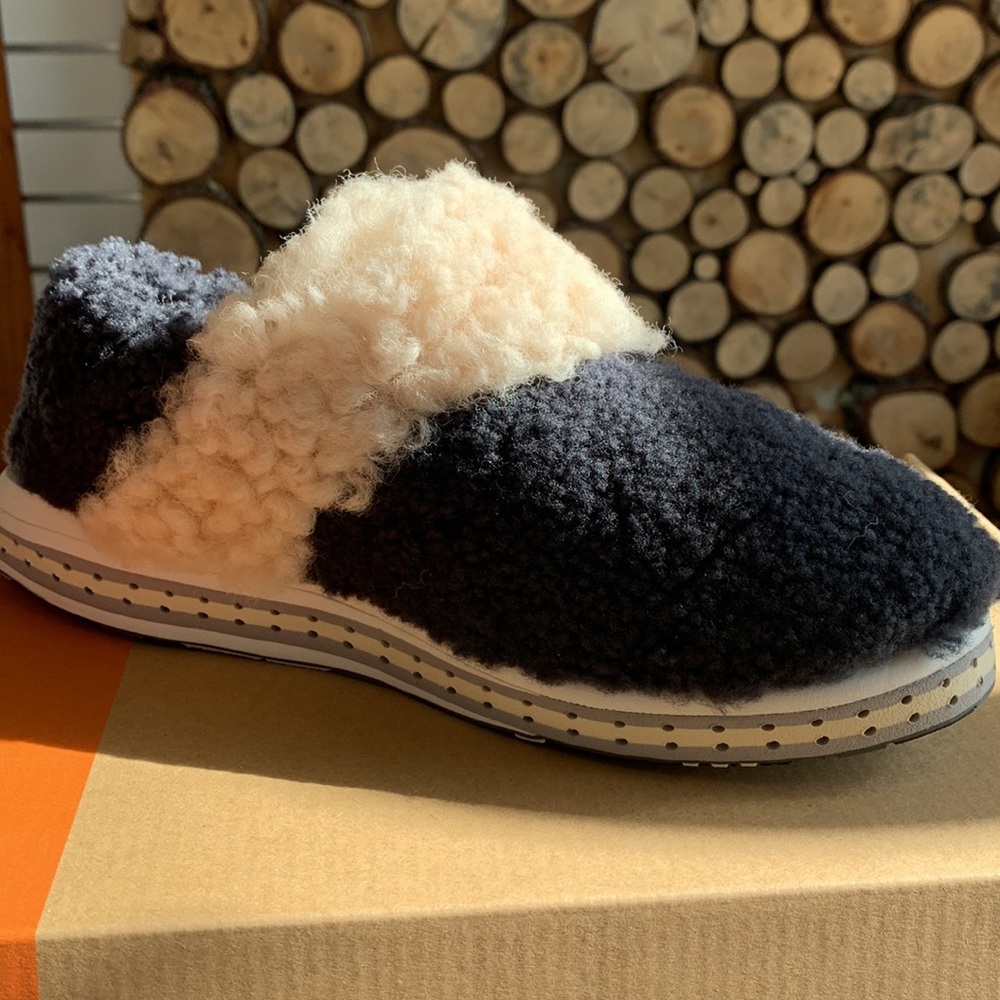 NWT Deckers X Lan slippers